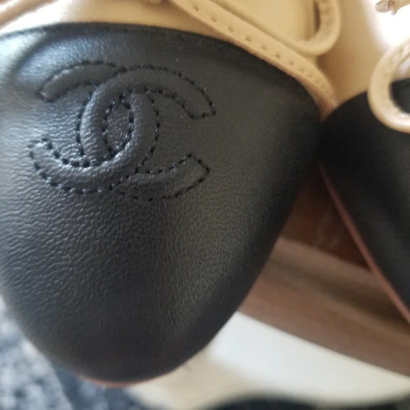 CHANEL Beige and Black Leather Cap-Toe Ballet Flats - Picture 3 of 15